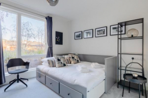 Contemporarily Designed 2BD Flat Bow Common